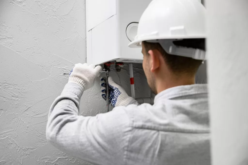profissional seguindo as normas para instalação de aquecedor a gás